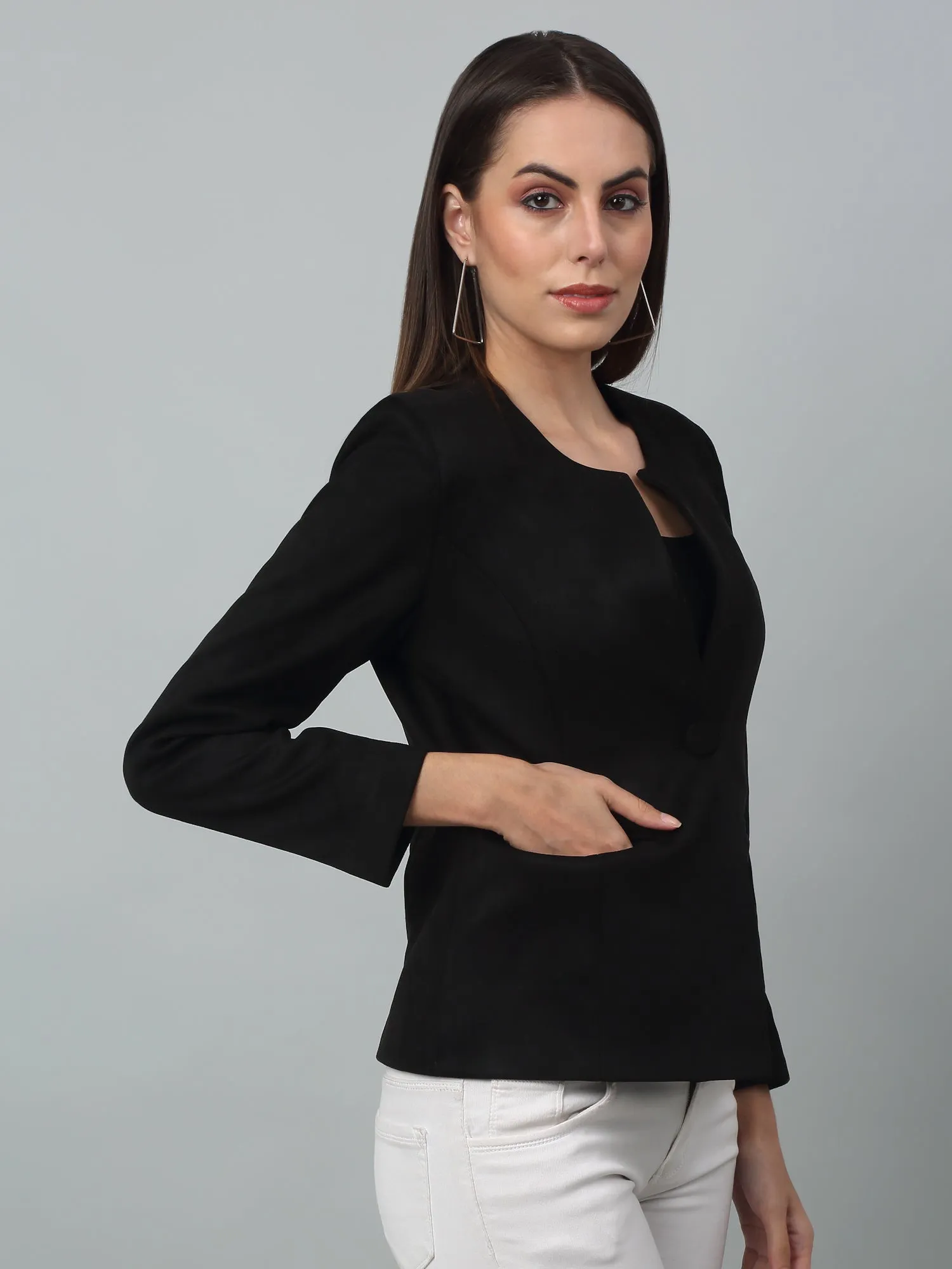 Women's   Black Single breasted  Round neck  Blazer